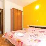 1 Bedroom Cozy In Makarska