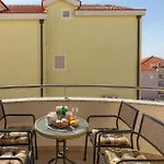 1 Bedroom Cozy In Apartment *