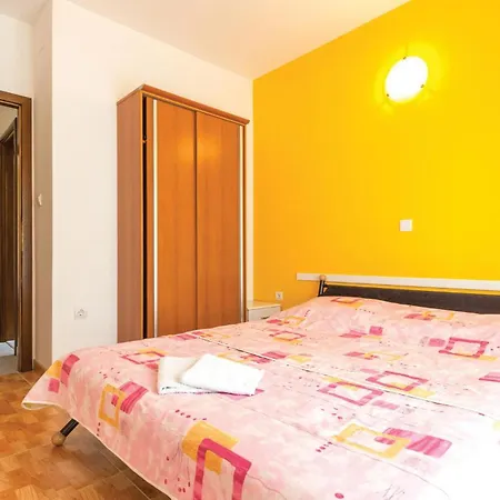 1 Bedroom Lovely In Makarska