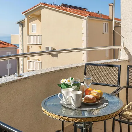 1 Bedroom Lovely In Apartman Makarska