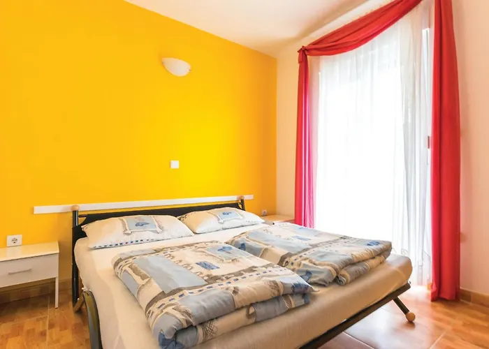 1 Bedroom Lovely In Apartment