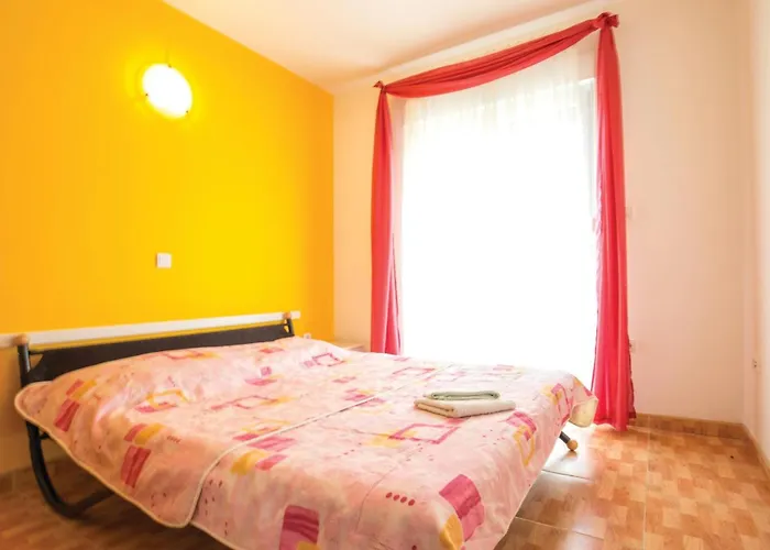 Apartment 1 Bedroom Lovely In Makarska