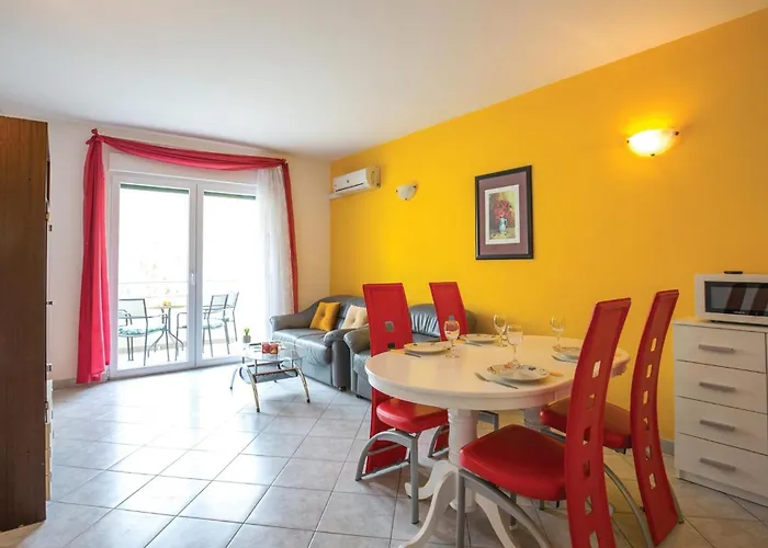 1 Bedroom Lovely In Makarska