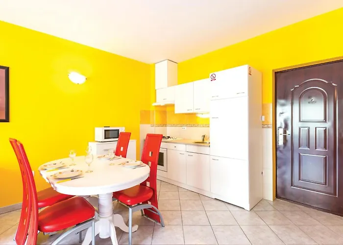 1 Bedroom Lovely In Apartment