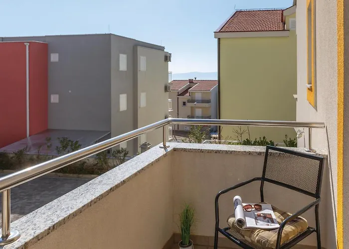 1 Bedroom Lovely In Makarska
