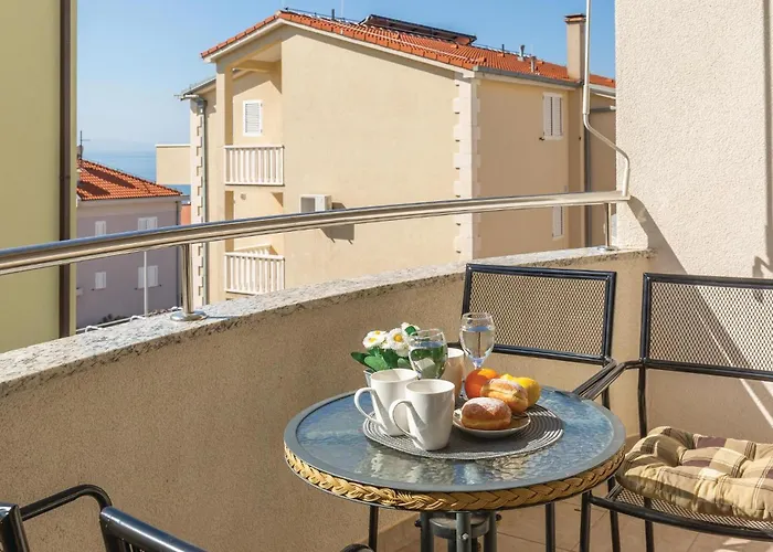 1 Bedroom Lovely In Apartment Makarska