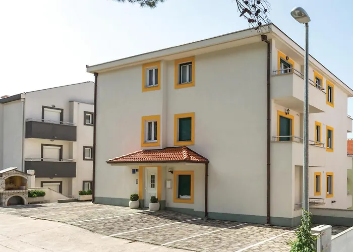 Apartment 1 Bedroom Lovely In Makarska