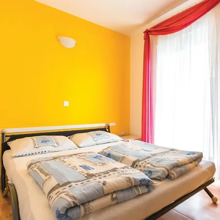 1 Bedroom Lovely In Apartament
