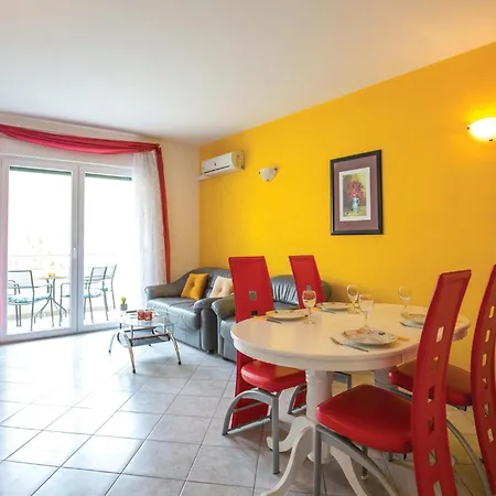 1 Bedroom Lovely In Makarska