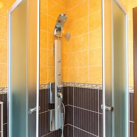 1 Bedroom Lovely In Apartament *