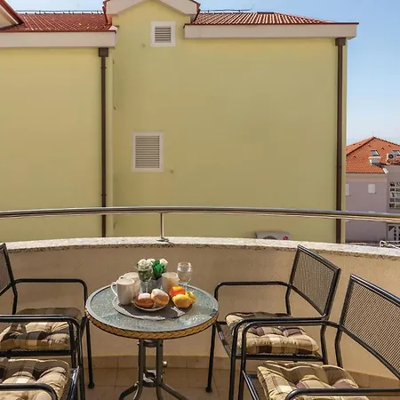 1 Bedroom Lovely In Apartament *